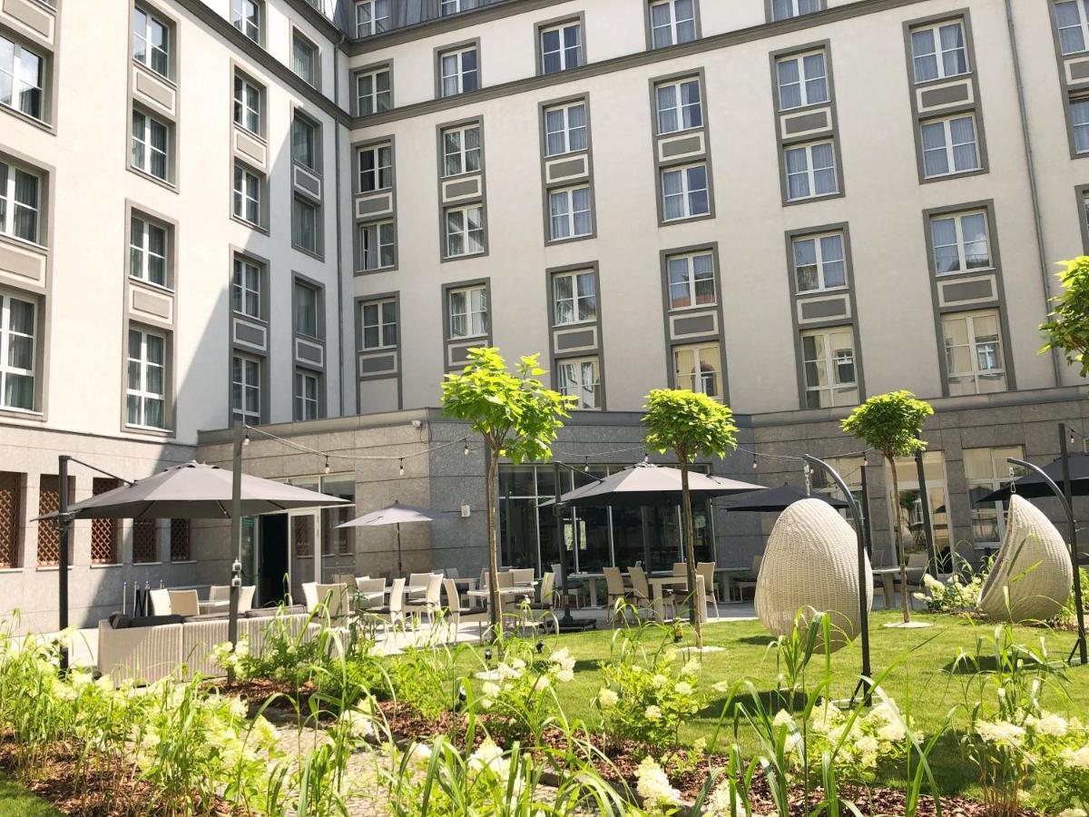 Radisson Blu Hotel Вроцлав Экстерьер фото The courtyard of the hotel