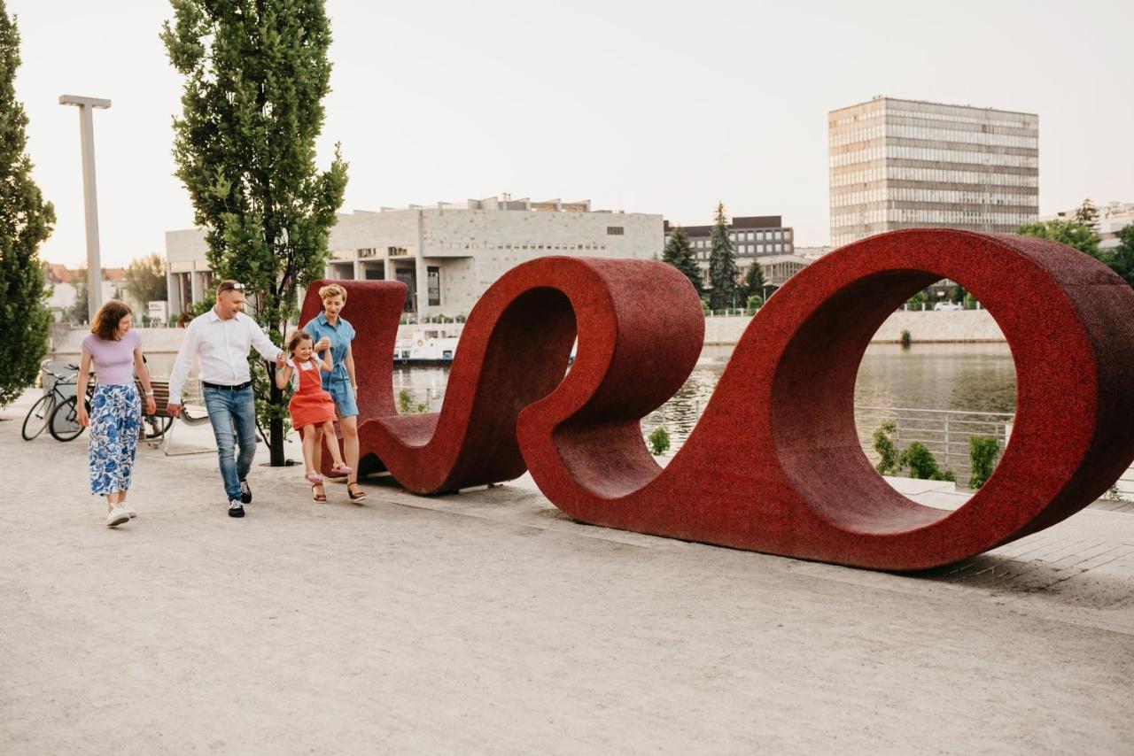 Radisson Blu Hotel Вроцлав Экстерьер фото The sculpture in 2019