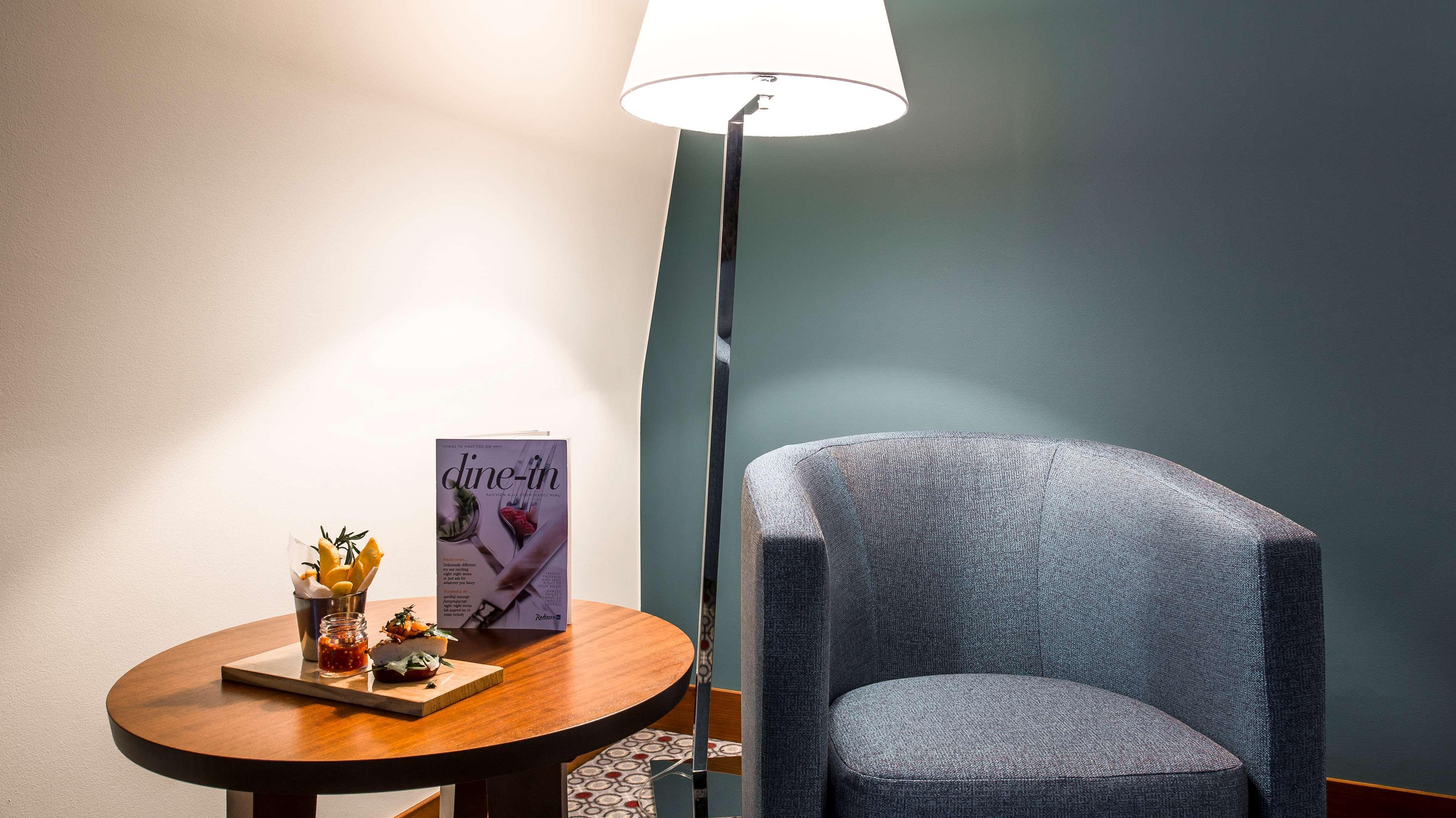 Radisson Blu Hotel Вроцлав Экстерьер фото A floor lamp