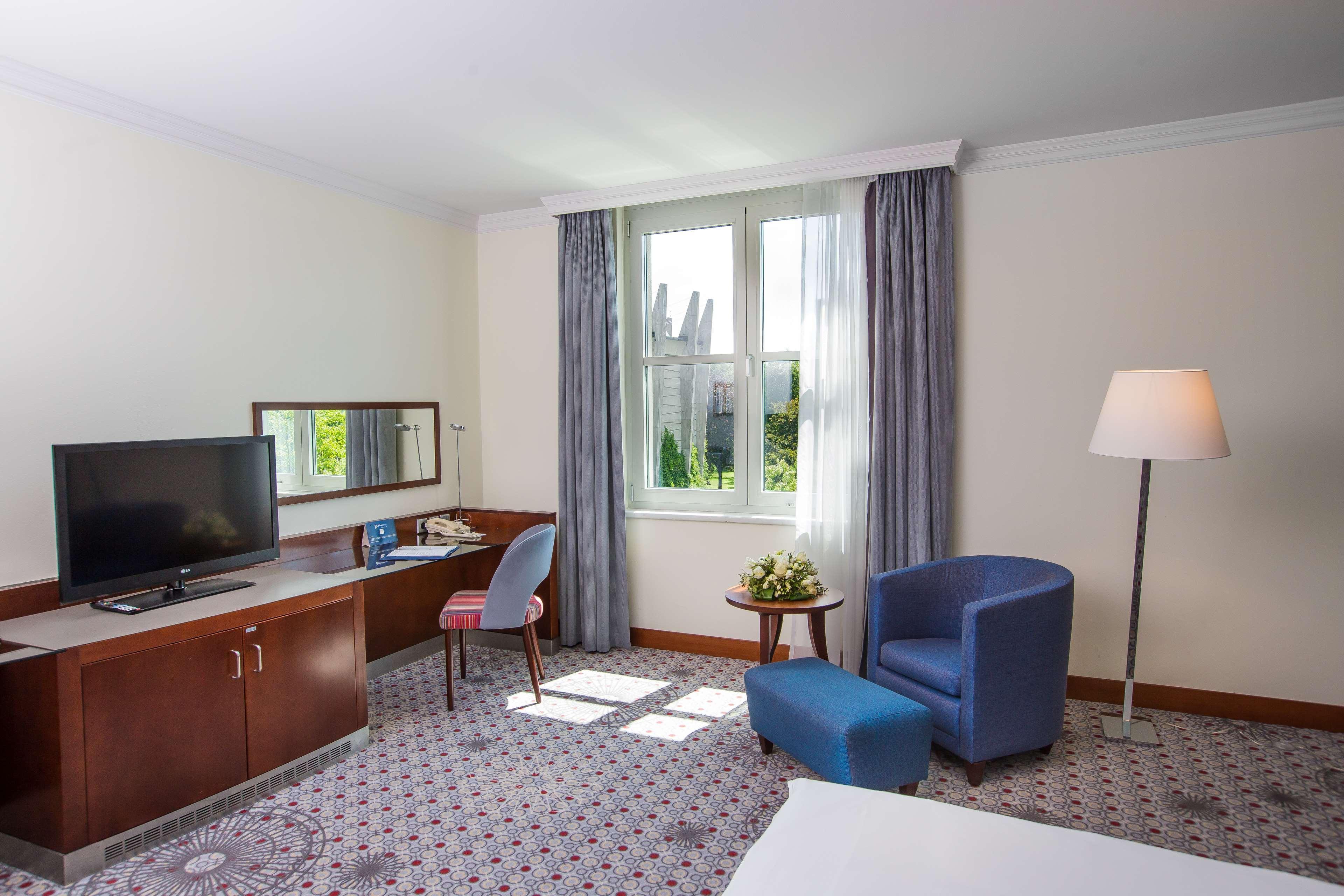 Radisson Blu Hotel Вроцлав Экстерьер фото A room at the hotel