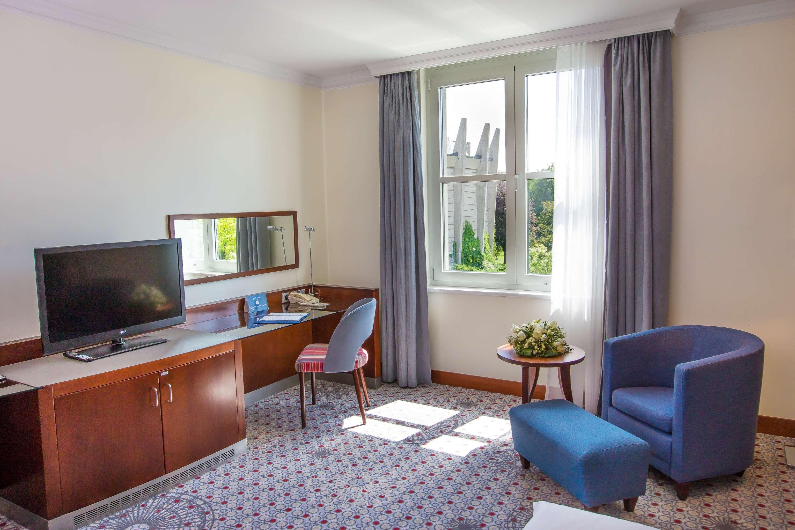 Radisson Blu Hotel Вроцлав Экстерьер фото A room at the hotel