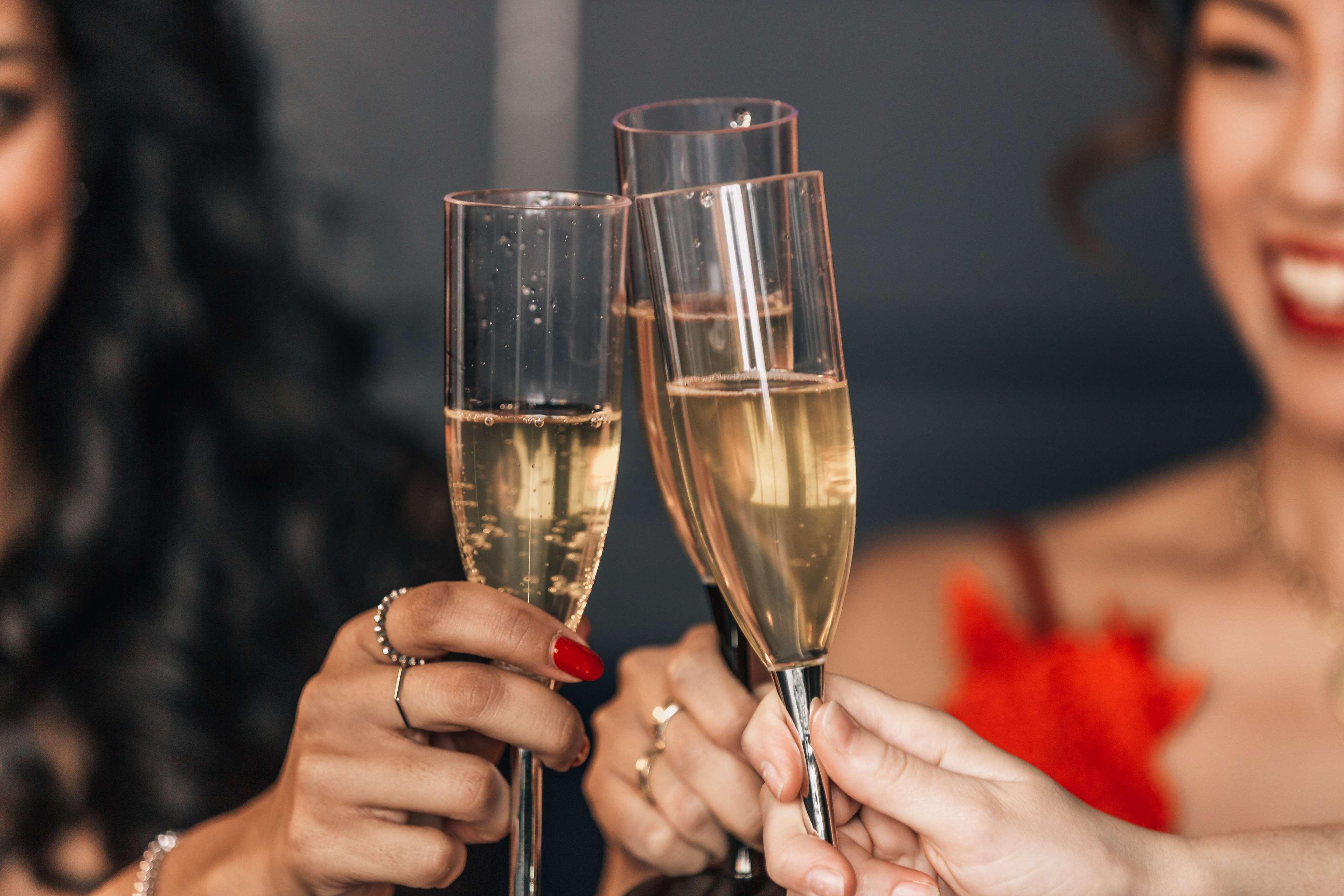 Radisson Blu Hotel Вроцлав Экстерьер фото Champagne flutes