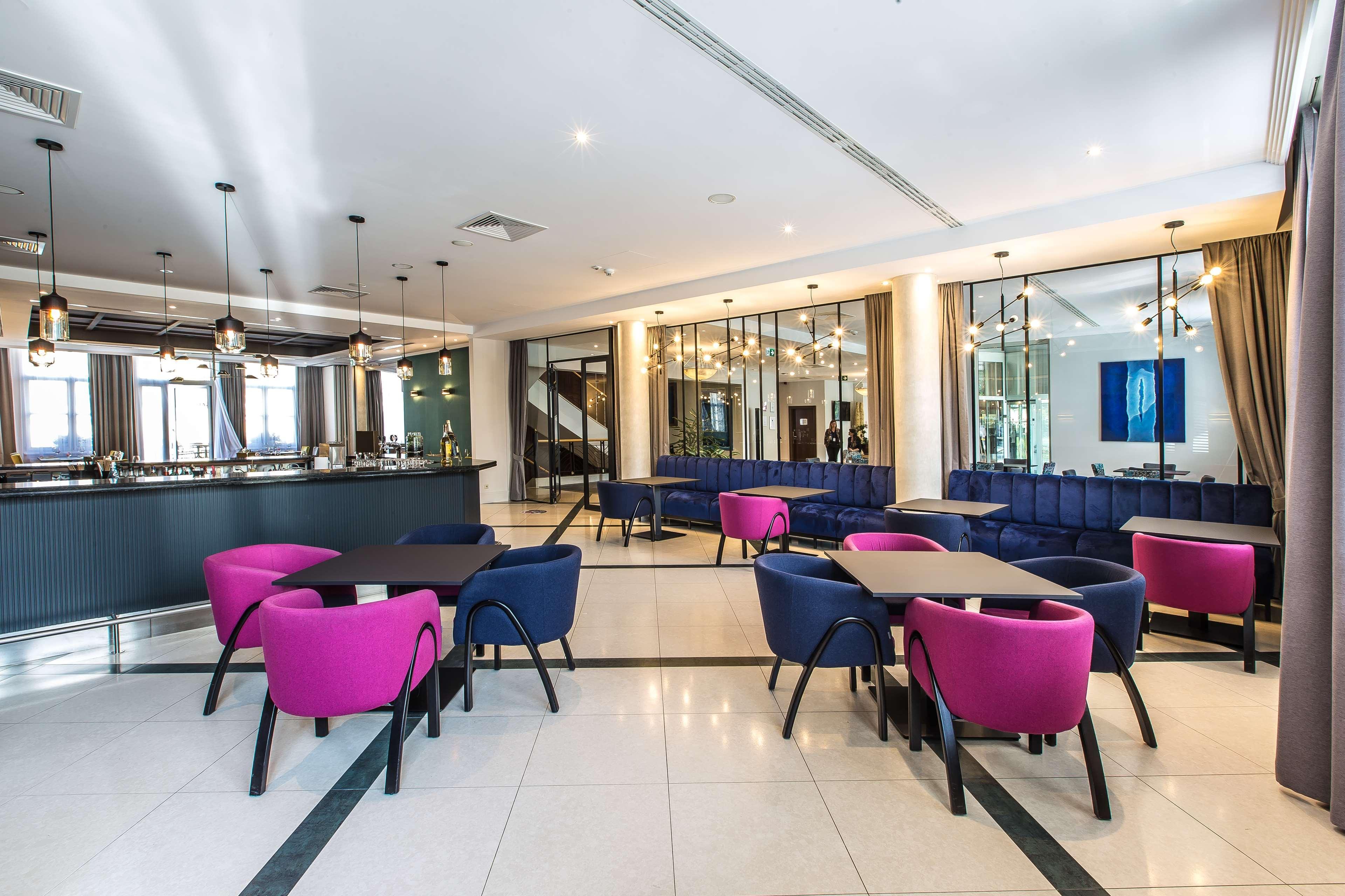Radisson Blu Hotel Вроцлав Экстерьер фото The lounge at London Heathrow Airport